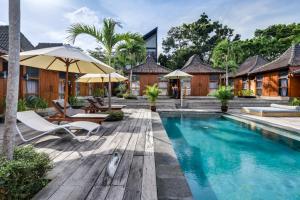 チャングーにあるTurtle Villas, Canggu Managed by Manaraのリゾート内のスイミングプール付きのヴィラ