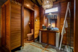 チャングーにあるTurtle Villas, Canggu Managed by Manaraの洗面台とトイレ付きのバスルーム +19枚の写真
