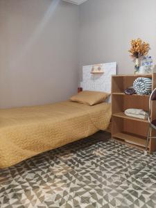 1 dormitorio con cama y estante para libros en Nirvana Hermosa habitación individual e independiente en Guatemala