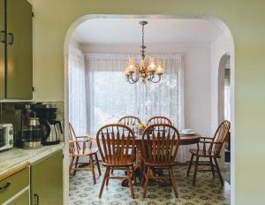 a kitchen with a table with chairs and a chandelier at 4 Elements House:Central, Views-Every Rm, AC, Pets in Mount Shasta