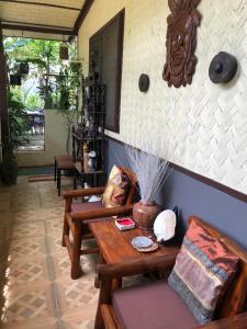 ein Wohnzimmer mit Sofas und einem Tisch in der Unterkunft Hiraya Homestay Coron in Coron