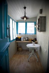 cocina con paredes azules y mesa en una habitación en Apartment in Old Tbilisi, en Tiflis