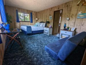 a bedroom with a bed and a couch at 4 Elements House:Central, Views-Every Rm, AC, Pets in Mount Shasta