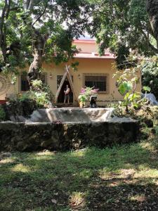 馬利納爾科的住宿－Hostal Tribu Malinalco，站在房子前面的女人