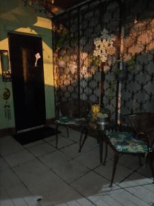 グアテマラシティにあるNirvana Hermosa habitación individual e independienteのテーブルと椅子、シャンデリアが備わる客室です。