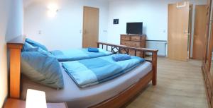 a bedroom with two beds with blue pillows at Superior Maisonette-Wohnung-nur 5 min zum Europapark in Kappel-Grafenhausen
