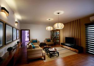 - un salon avec un canapé et une télévision dans l'établissement Marina by DAE, à Piliyandala