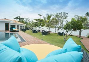 Elle offre une vue sur une maison dotée d'une terrasse et d'une piscine. dans l'établissement Marina by DAE, à Piliyandala