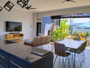 cocina y sala de estar con mesa y sillas en Villa Bintang, en Lovina