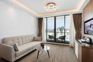 TV a/nebo společenská místnost v ubytování Comodo Nha Trang Hotel
