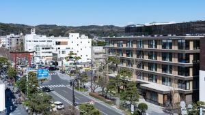 een luchtzicht op een straat met gebouwen bij Hotel Metropolitan Kamakura in Kamakura