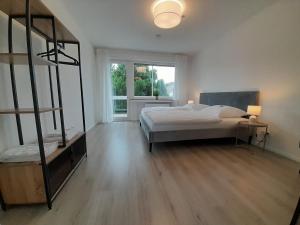 a bedroom with a bed and a large window at 4-Zimmer-Ferienwohnung, modern, Küche, WLAN, Netflix in Castrop-Rauxel