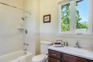 baño con lavabo y aseo y ventana en Chateau De Vie en Calistoga