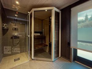 eine Dusche mit Glastür im Bad in der Unterkunft Modern unique cabin fantastic location Skeikampen in Svingvoll