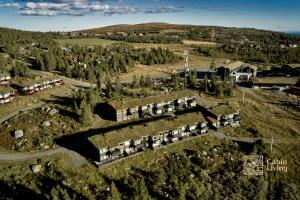 哈山的住宿－Hafjell Gaiastova, Super apartment，享有山上树木建筑的空中景致