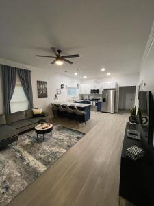 sala de estar con sofá, mesa y cocina en City Serenity-2BR Home away from Home. 6 Min from ATL Airport en Atlanta