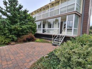 a house with a staircase leading to the front door at 4-Zimmer-Ferienwohnung, modern, Küche, WLAN, Netflix in Castrop-Rauxel