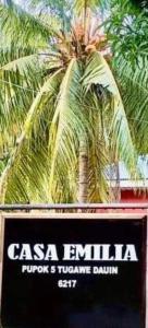 una señal frente a una palmera en Affordable Staycation Home for 2-3 People! en Dauin