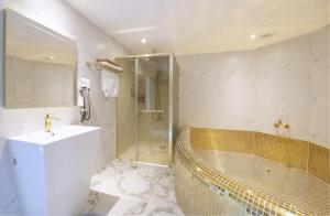 Gimhae的住宿－Gimhae Jangyu Stayin Hotel，带淋浴和盥洗盆的浴室