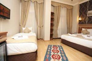 Habitación de hotel con 2 camas y TV en Fors Hotel, en Estambul