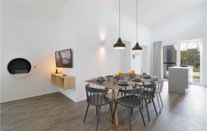 a kitchen and dining room with a table and chairs at Nice Home In Lembruchdümmer See in Lembruch