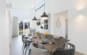 a kitchen and dining room with a table and chairs at Nice Home In Lembruchdümmer See in Lembruch