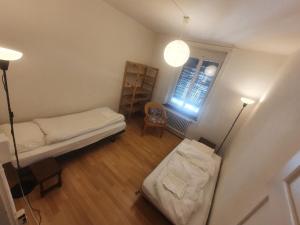 una vista sul soffitto di una camera con un letto e una finestra di Sonnegg Guest Rooms Inh M Bisegger a Zurigo Altre 12 foto