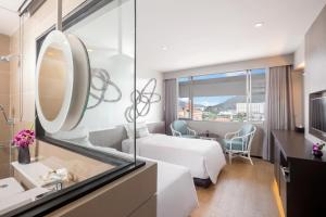 Postel nebo postele na pokoji v ubytování Pearl Hotel Phuket