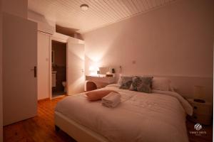 a bedroom with a large white bed in a room at VINGT-DEUX Vouni 22 in Vouni