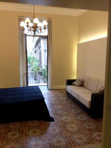 Posezení v ubytování 4 bedrooms apartement with city view furnished terrace and wifi at Catania 3 km away from the beach