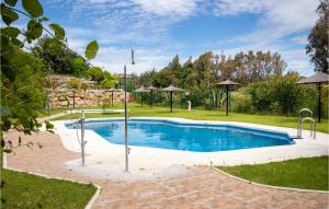 una piscina in un cortile con prato di Alboran Hills a Castillo de Sabinillas