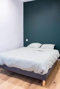SAINT GERMAIN DES PRES - SUPERBE APPARTEMENT tesisinde bir odada yatak veya yataklar