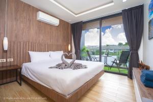 Ένα ή περισσότερα κρεβάτια σε δωμάτιο στο 2-Bedroom Apartment at Calypso Garden Residences