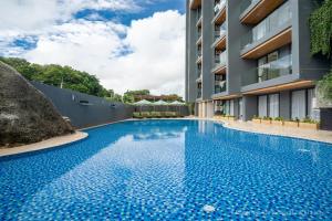 Πισίνα στο ή κοντά στο 2-Bedroom Apartment at Calypso Garden Residences +35 φωτογραφίες