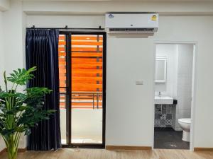 baño con una puerta corredera que conduce a un balcón en GP House Bangkok - Sukhumvit Onnut BTS Skytrain, en Bangkok