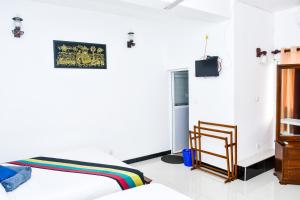TV a/nebo společenská místnost v ubytování Kandy Riverside Villa