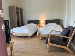 Rúm í herbergi á 92 Chiangrai poshtel +23 myndir