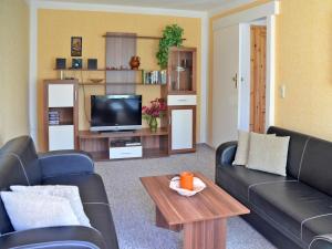 ein Wohnzimmer mit einem Sofa und einem TV in der Unterkunft Luzie's Hus in Freest