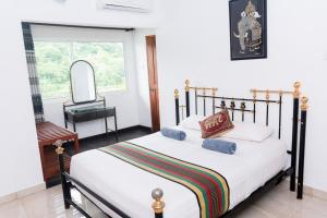Postel nebo postele na pokoji v ubytování Kandy Riverside Villa