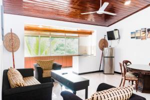 TV a/nebo společenská místnost v ubytování Kandy Riverside Villa