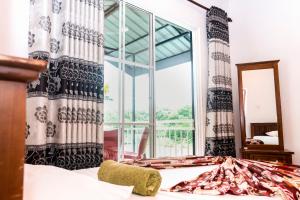 Postel nebo postele na pokoji v ubytování Kandy Riverside Villa