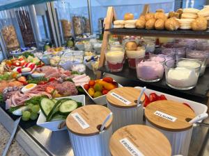 un buffet rempli de nombreux types de nourriture différents dans l'établissement Hotel Garni " Am Domplatz", à Erfurt