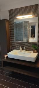 y baño con lavabo blanco y espejo. en Apartmán Višňovka, en Pardubice