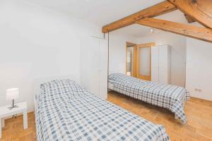 a bedroom with two beds and a mirror at MONTEURWOHNUNG in Göppingen RAUMSCHMIDE Apartments in Göppingen