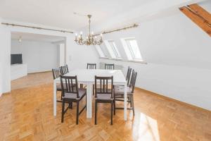 a dining room with a white table and chairs at MONTEURWOHNUNG in Göppingen RAUMSCHMIDE Apartments in Göppingen