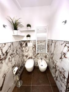 a bathroom with a toilet and a bidet and a sink at Cà Nova in Venice