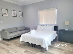 Giường trong phòng chung tại Huge Family Home Near Disneyland & SoCal Beaches