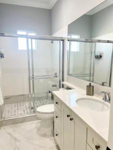 Phòng tắm tại Huge Family Home Near Disneyland & SoCal Beaches