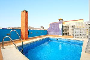 una piscina en la azotea de un edificio en Carreteria Pool ApartamentosMalagaManagement, en Málaga