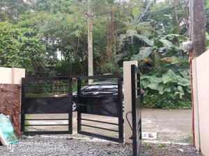 ein offenes Tor mit einem Auto dahinter in der Unterkunft LJ's transient house Northridge Grove, Bria Homes, Tungkong Mangga, SJDM in Santo Cristo